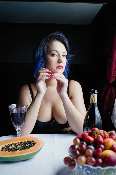 Mulher Sexy Bonita Lingerie Preta Meias Posando Trem — Fotografia de Stock