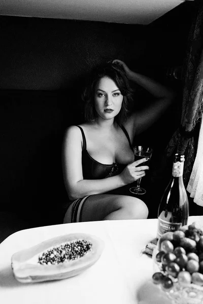 Mooie Sexy Vrouw Zwarte Lingerie Kousen Poseren Trein — Stockfoto