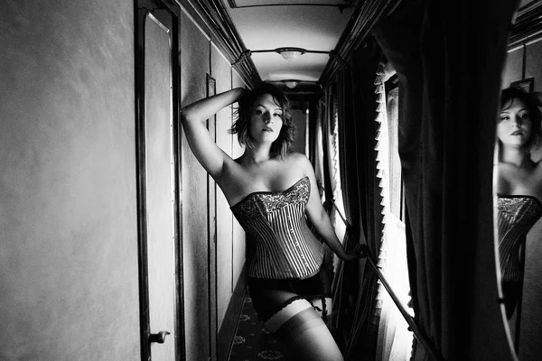 Belle Femme Sexy Lingerie Noire Bas Posant Dans Train — Photo