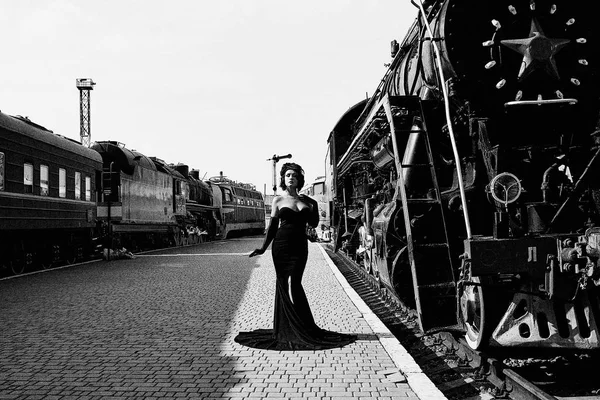 Schöne Frau Schwarzem Kleid Posiert Der Nähe Einer Alten Lokomotive — Stockfoto