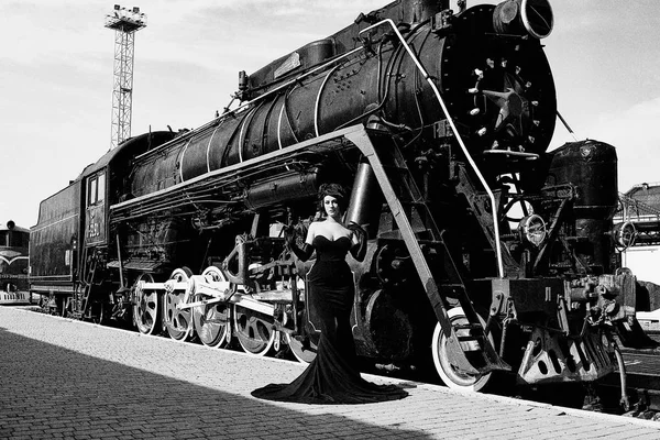 Hermosa Mujer Vestido Negro Posando Cerca Del Viejo Tren Locomotora — Foto de Stock