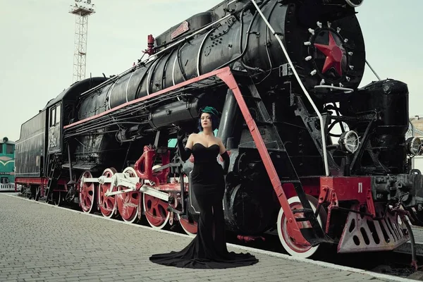 Hermosa Mujer Vestido Negro Posando Cerca Del Viejo Tren Locomotora —  Fotos de Stock