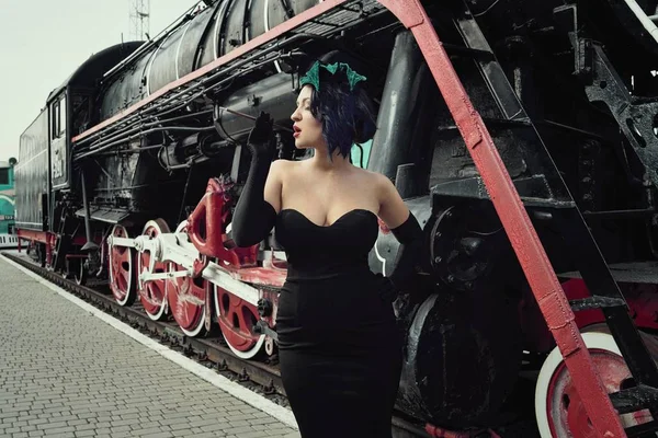 Mulher Bonita Vestido Preto Posando Perto Trem Locomotiva Velha Plataforma — Fotografia de Stock