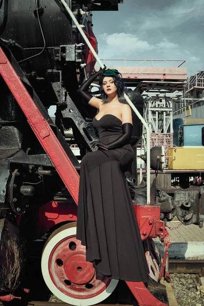 Mooie Vrouw Zwarte Jurk Poseren Buurt Van Oude Locomotief Trein — Stockfoto