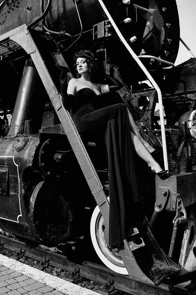 Mooie Vrouw Zwarte Jurk Poseren Buurt Van Oude Locomotief Trein — Stockfoto