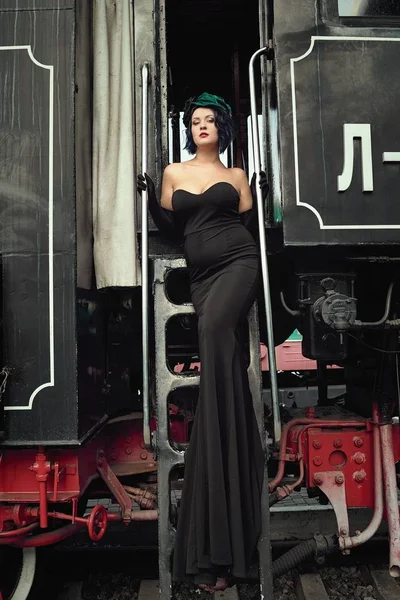 Mulher Bonita Vestido Preto Posando Perto Trem Locomotiva Velha Plataforma — Fotografia de Stock