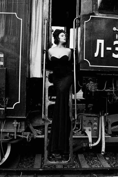 Siyah Elbiseli Istasyonu Platformu Üzerinde Eski Lokomotif Trenin Yanında Poz — Stok fotoğraf