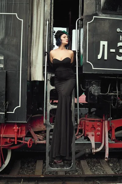 Piękna Kobieta Czarnej Sukni Pozowanie Pobliżu Starych Lokomotyw Pociąg Peronie — Zdjęcie stockowe