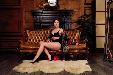 baştan çıkarıcı genç güzel kadın poz