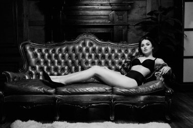 baştan çıkarıcı genç güzel kadın poz