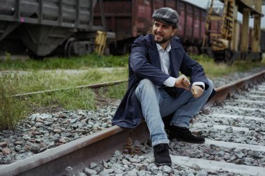 şık kap poz içinde şık genç sakallı adam   