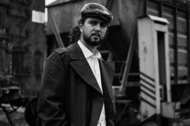 şık kap poz içinde şık genç sakallı adam   