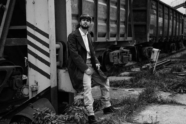 Jeune Homme Barbu Mode Chapeau Élégant Posant — Photo