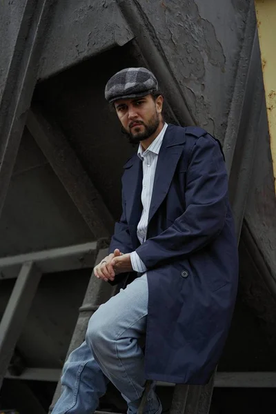 Fashionabla Unga Skäggig Man Eleganta Cap Poserar — Stockfoto