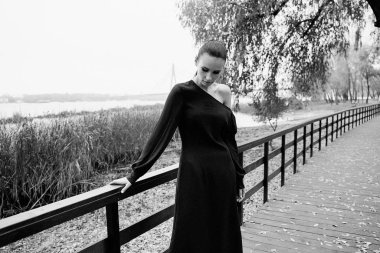 Açık havada poz zarif içinde muhteşem genç esmer kadın 