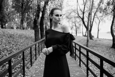 Açık havada poz zarif içinde muhteşem genç esmer kadın 