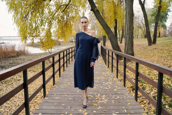 Linda Jovem Morena Vestido Elegante Posando Livre — Fotografia de Stock