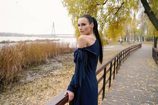 Hermosa Joven Morena Mujer Vestido Elegante Posando Aire Libre — Foto de Stock