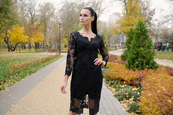 Wunderschöne Junge Brünette Frau Elegantem Kleid Posiert Freien — Stockfoto