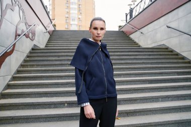 Muhteşem bir genç esmer kadın sokakta poz 