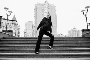 Muhteşem bir genç esmer kadın sokakta poz 