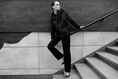 Muhteşem bir genç esmer kadın sokakta poz 