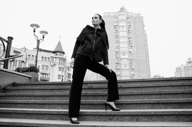 Muhteşem bir genç esmer kadın sokakta poz 