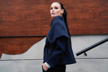 Muhteşem bir genç esmer kadın sokakta poz 