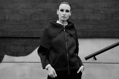 Muhteşem bir genç esmer kadın sokakta poz 