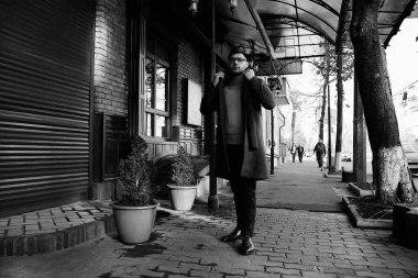 şık gözlük poz yakışıklı genç adam 