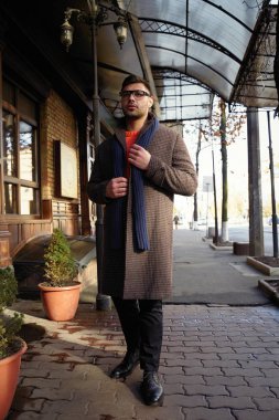 şık gözlük poz yakışıklı genç adam 