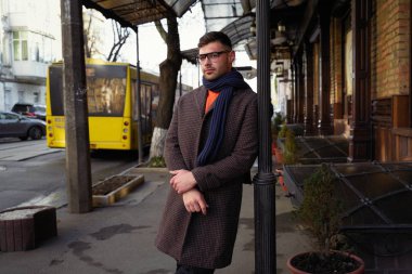 şık gözlük poz yakışıklı genç adam 