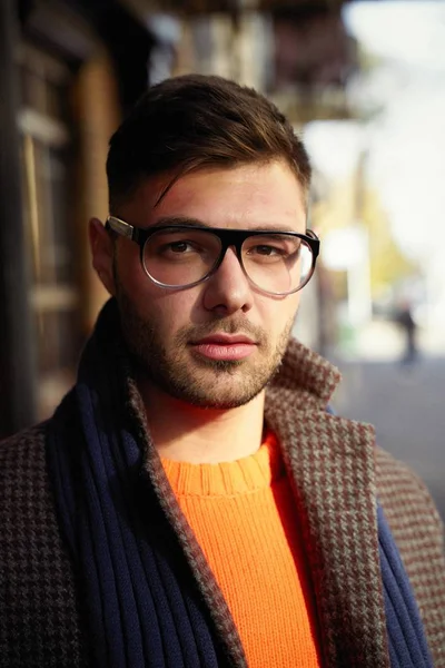 Portrait Beau Jeune Homme Dans Des Lunettes Élégantes Posant — Photo