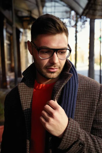 Retrato Joven Guapo Gafas Con Estilo Posando — Foto de Stock