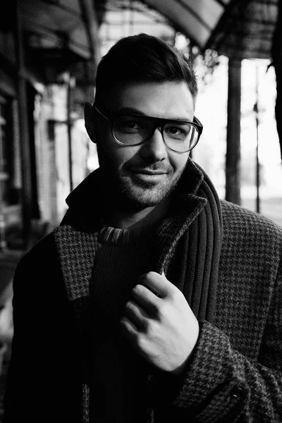 Porträt Eines Hübschen Jungen Mannes Mit Stylischer Brille — Stockfoto