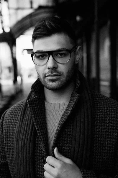 Porträt Eines Hübschen Jungen Mannes Mit Stylischer Brille — Stockfoto