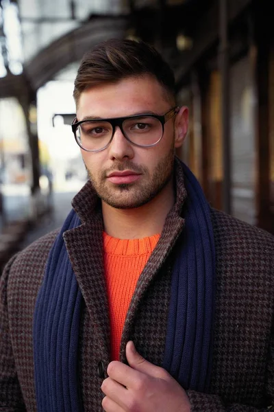 Portrait Beau Jeune Homme Dans Des Lunettes Élégantes Posant — Photo