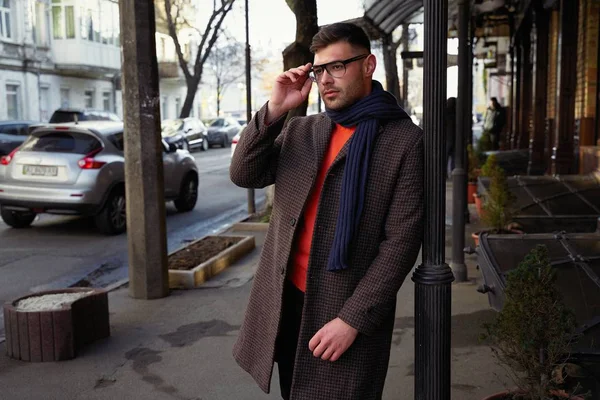 Joven Guapo Gafas Con Estilo Posando — Foto de Stock