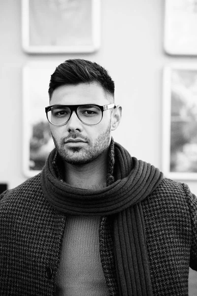 Retrato Joven Guapo Gafas Con Estilo Posando —  Fotos de Stock