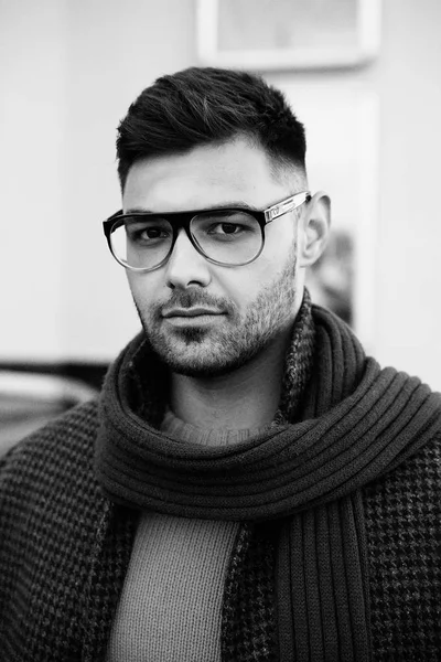 Porträtt Stilig Ung Man Eleganta Glasögon Poserar — Stockfoto