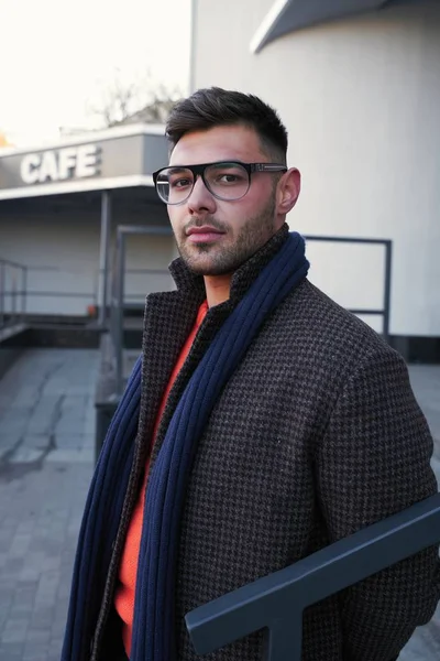 Porträt Eines Hübschen Jungen Mannes Mit Stylischer Brille — Stockfoto