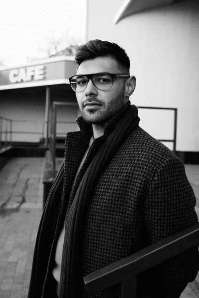 Beau Jeune Homme Dans Des Lunettes Élégantes Posant — Photo