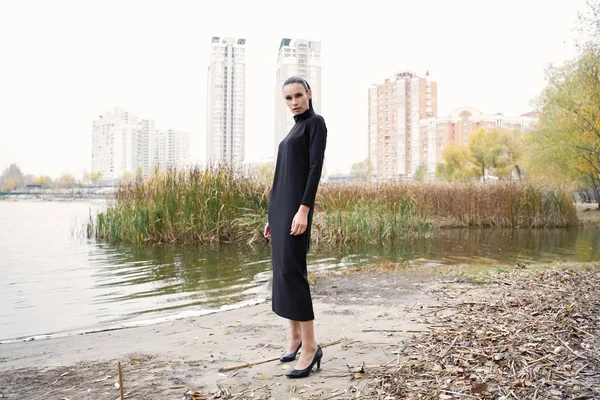 Açık Havada Poz Siyah Giysili Genç Güzel Bir Modeldir — Stok fotoğraf