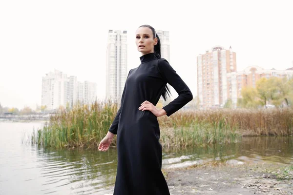 Ganska Ung Fotomodell Svarta Kläder Poserar Utomhus — Stockfoto