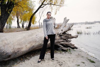 Genç ve güzel moda model açık havada poz 