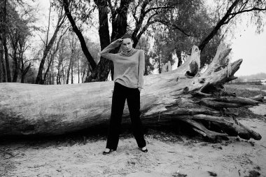 Genç ve güzel moda model açık havada poz, siyah ve beyaz fotoğraf 