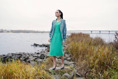 Genç ve güzel moda model açık havada poz 