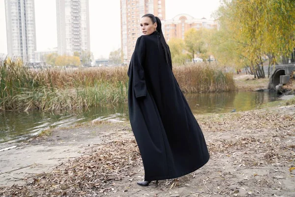 Modelo Moda Muito Jovem Roupas Pretas Posando Livre — Fotografia de Stock