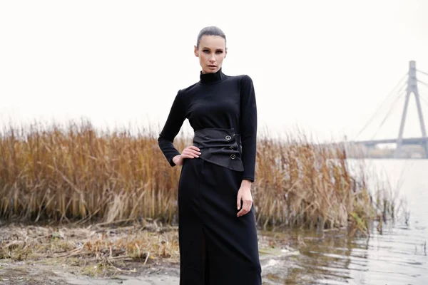 Açık Havada Poz Siyah Giysili Genç Güzel Bir Modeldir — Stok fotoğraf