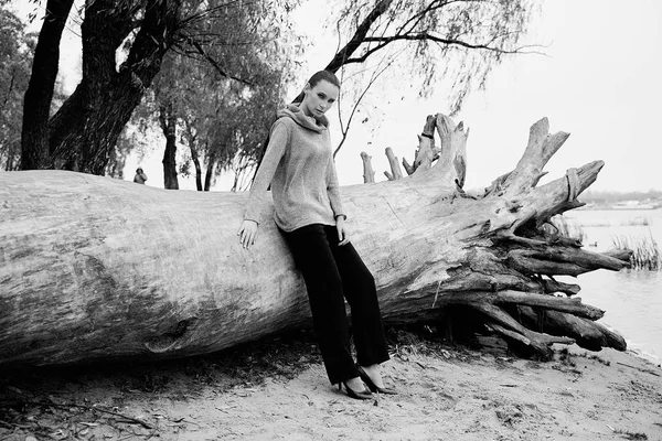 Schwarz Weiß Foto Eines Hübschen Jungen Models Das Freien Posiert — Stockfoto